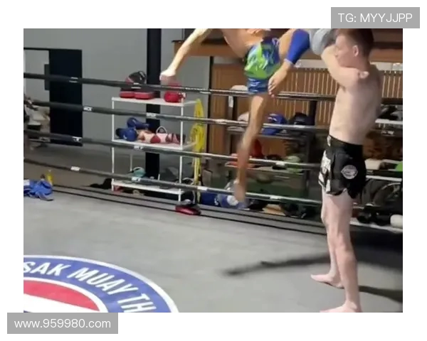 萨曼柴双连踢爆头终结！这腿法堪称泰拳暴力美学范本(2)